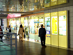 横浜銀行ATM・South-1別館の前の通路