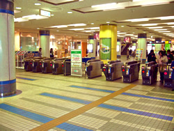 青葉台駅 1階の改札