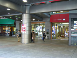 South-1本館1階入口